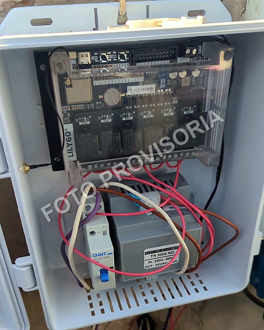 Gabinete Hornero abierto en una instalación real: controlador, transformador de 24 VAC y protección eléctrica